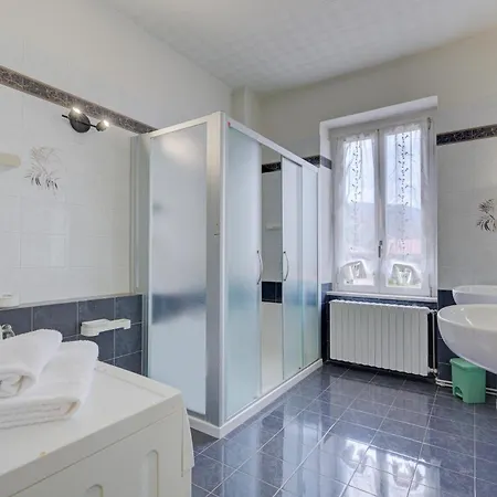 Lorenza Rooftop View - Happy