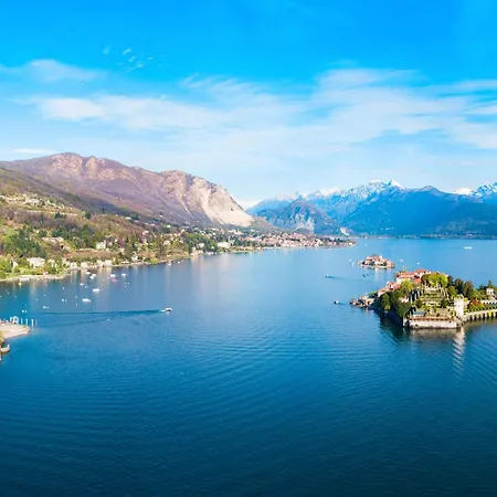 Apartment Lorenza Rooftop: Maggiore View Balcony Near - Happy