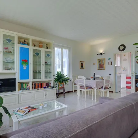 Lorenza Rooftop View - Happy *