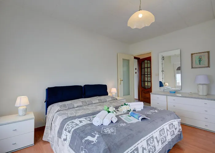 Lorenza Rooftop View - Happy