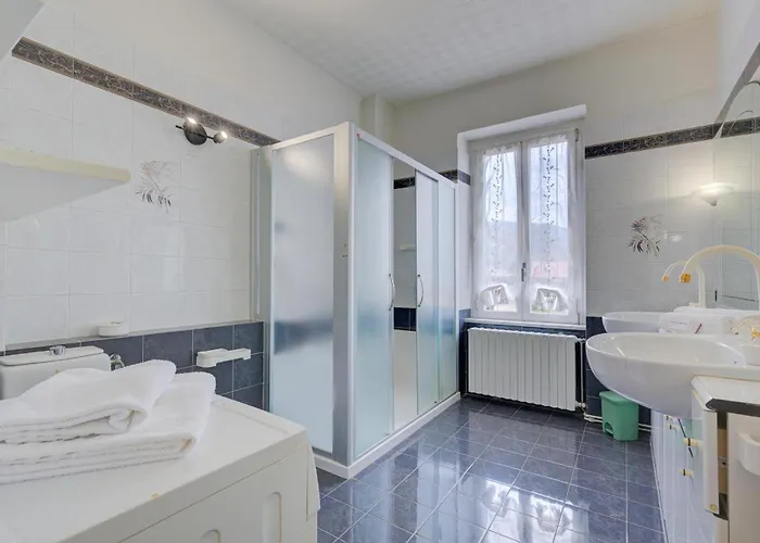 Lorenza Rooftop View - Happy