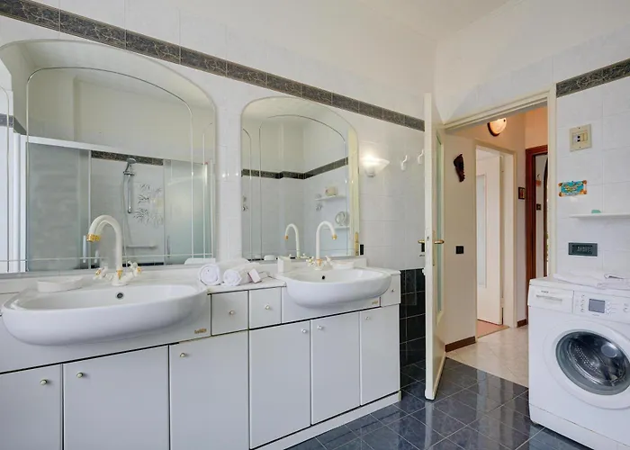 Lorenza Rooftop View - Happy