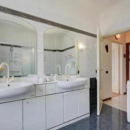 Lorenza Rooftop View - Happy